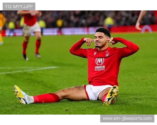 足球史上十大飞翼球星精彩瞬间盘点与传奇回顾