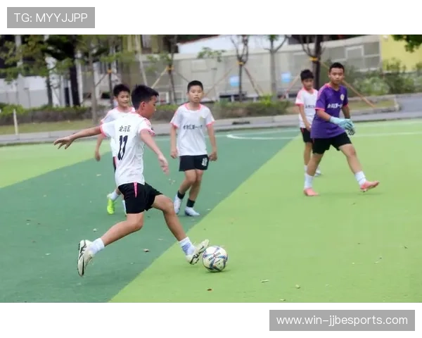 足球巨星闪耀绿茵场展现无与伦比的竞技魅力与精神力量