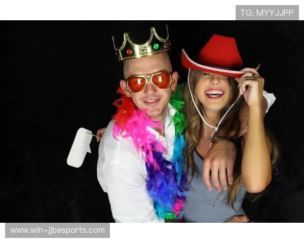 足球球星与太太甜蜜合照引热议 夫妻档闪耀全场展现浓情蜜意